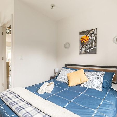 Modern 2 Bedroom Condo - Heart Of Leslieville トロント エクステリア 写真