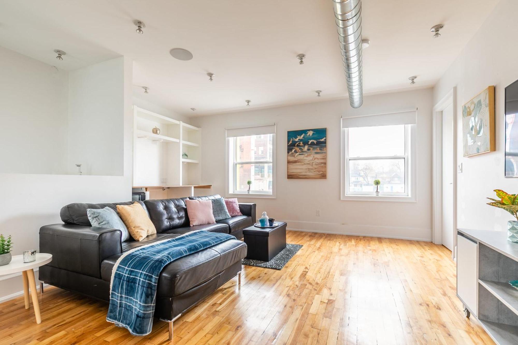 Modern 2 Bedroom Condo - Heart Of Leslieville トロント エクステリア 写真