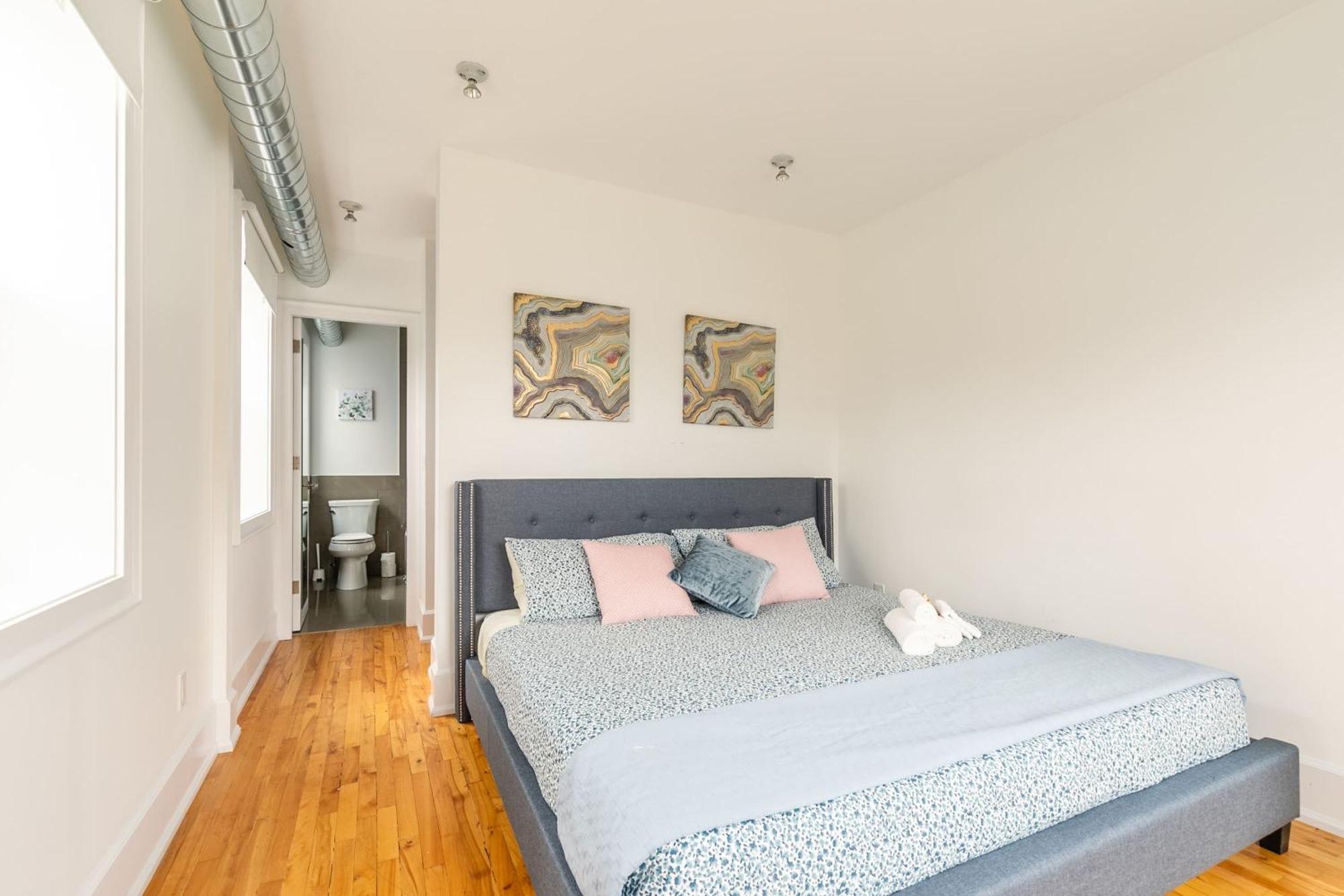 Modern 2 Bedroom Condo - Heart Of Leslieville トロント エクステリア 写真