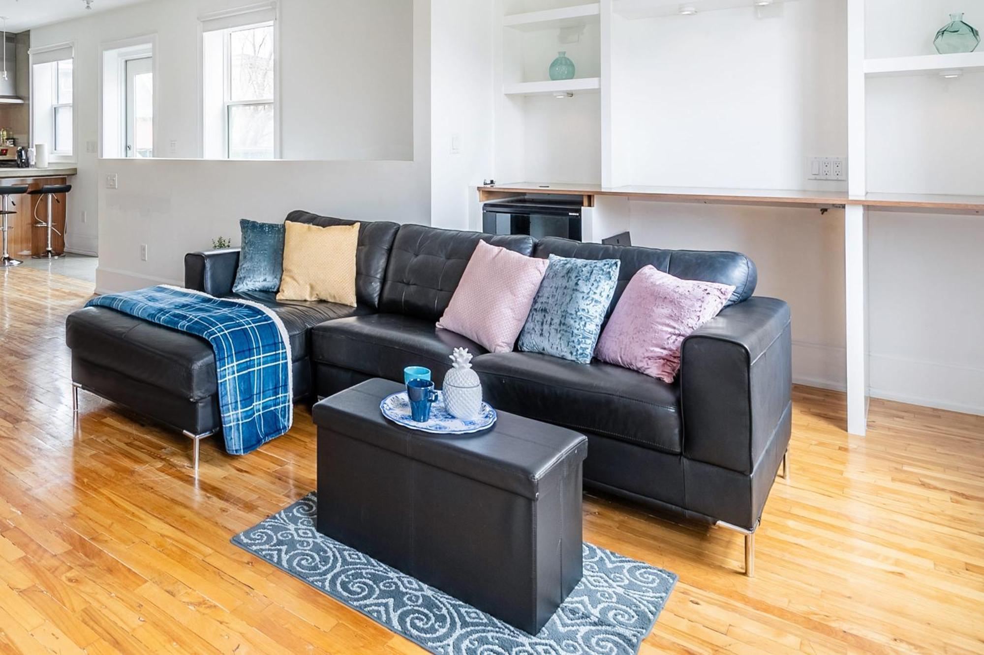 Modern 2 Bedroom Condo - Heart Of Leslieville トロント エクステリア 写真