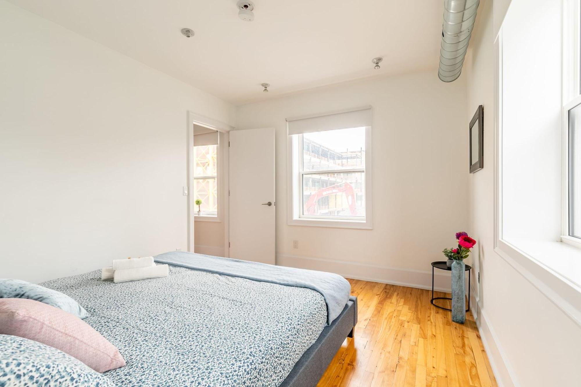 Modern 2 Bedroom Condo - Heart Of Leslieville トロント エクステリア 写真