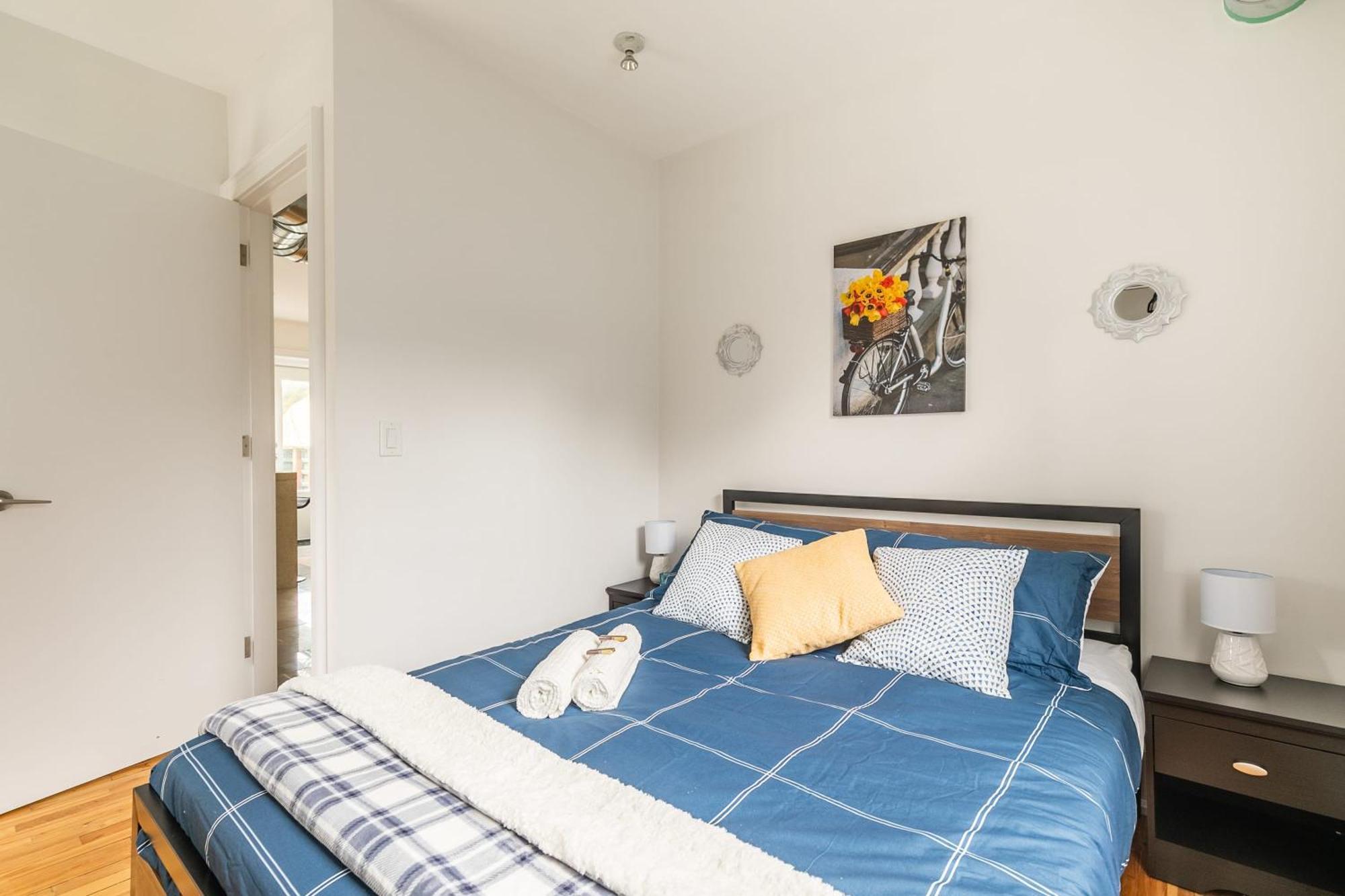 Modern 2 Bedroom Condo - Heart Of Leslieville トロント エクステリア 写真