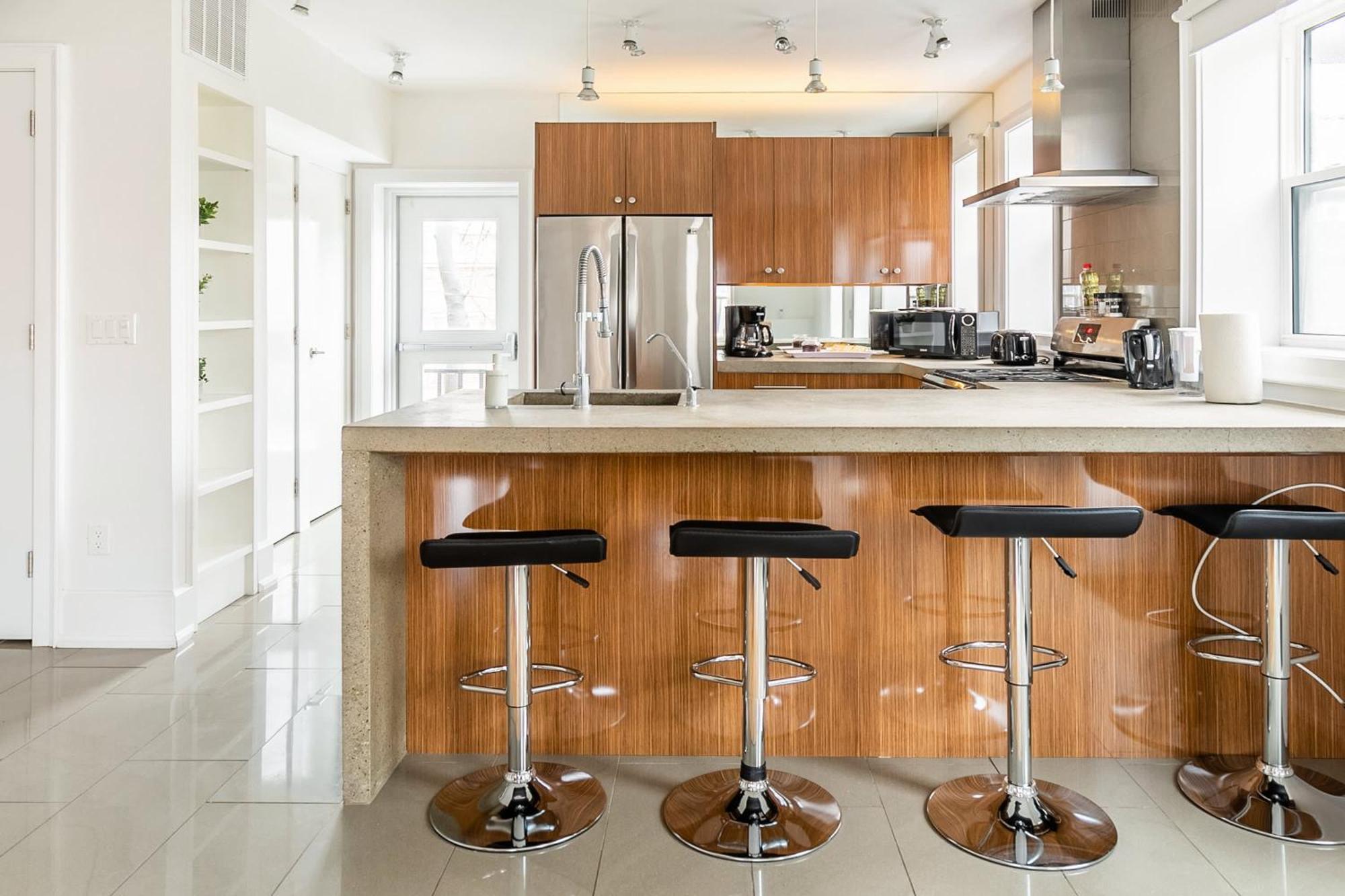 Modern 2 Bedroom Condo - Heart Of Leslieville トロント エクステリア 写真