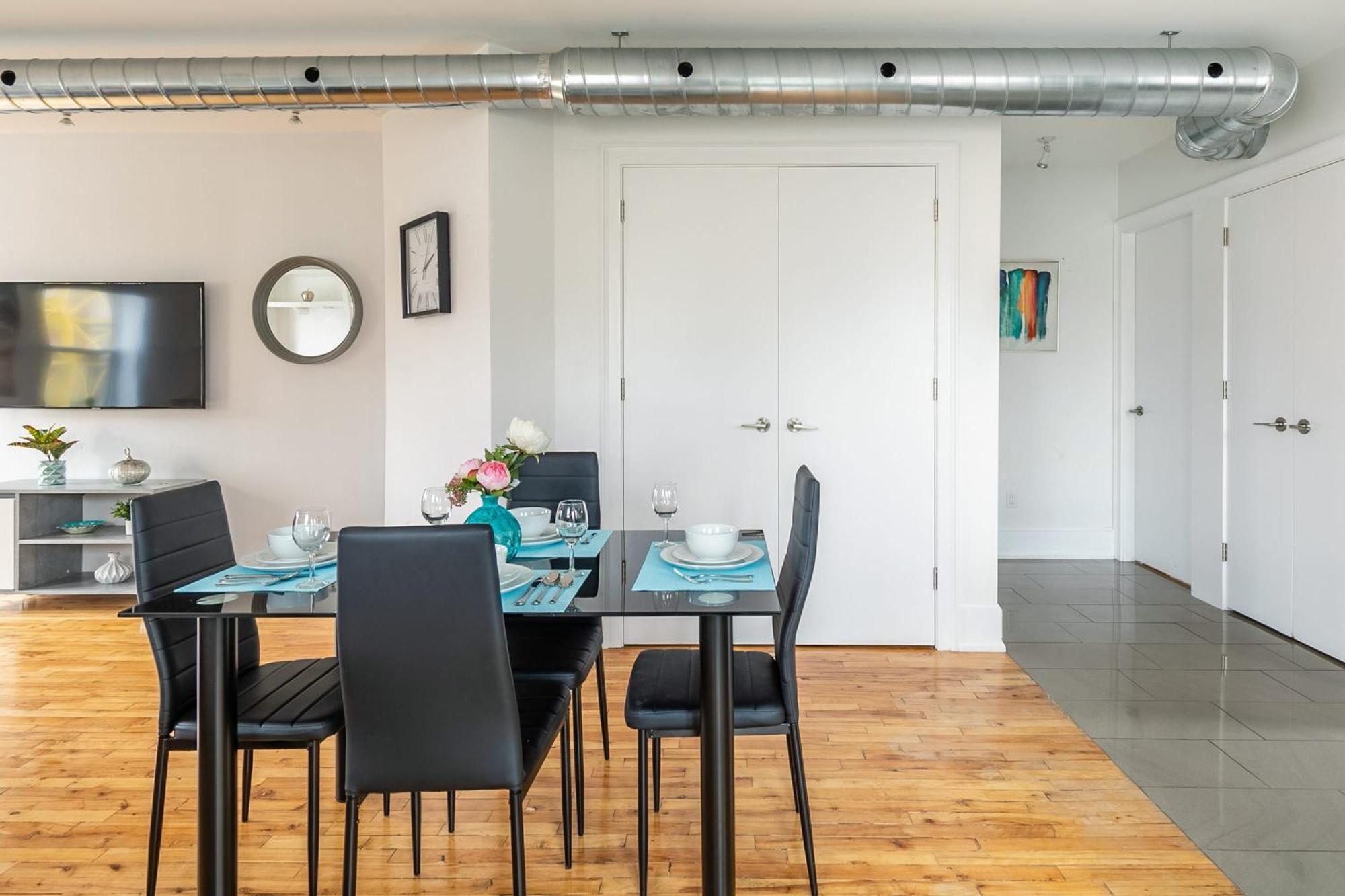 Modern 2 Bedroom Condo - Heart Of Leslieville トロント エクステリア 写真