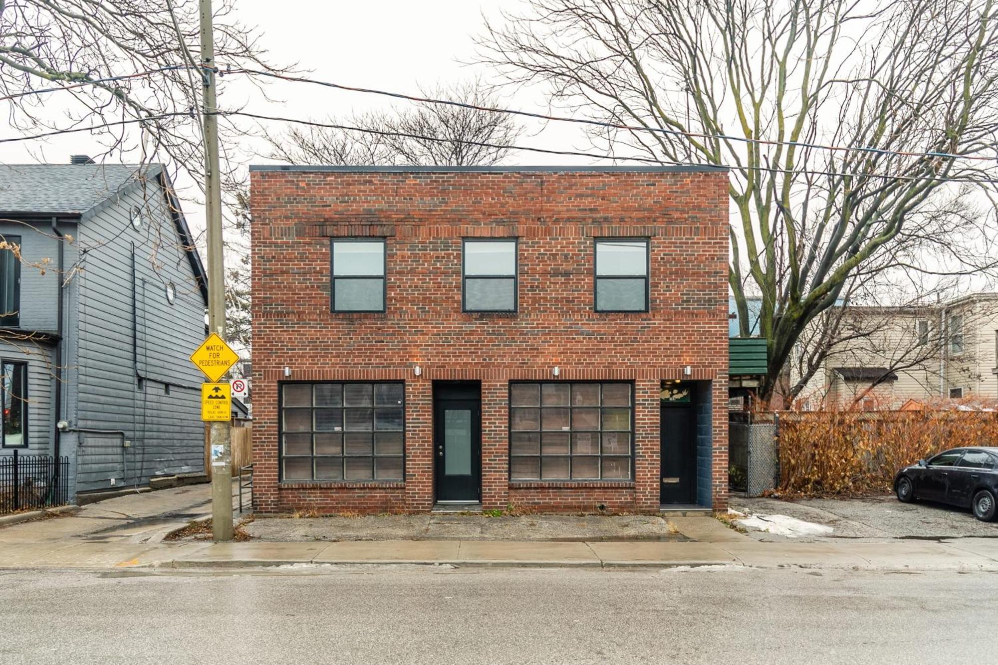 Modern 2 Bedroom Condo - Heart Of Leslieville トロント エクステリア 写真