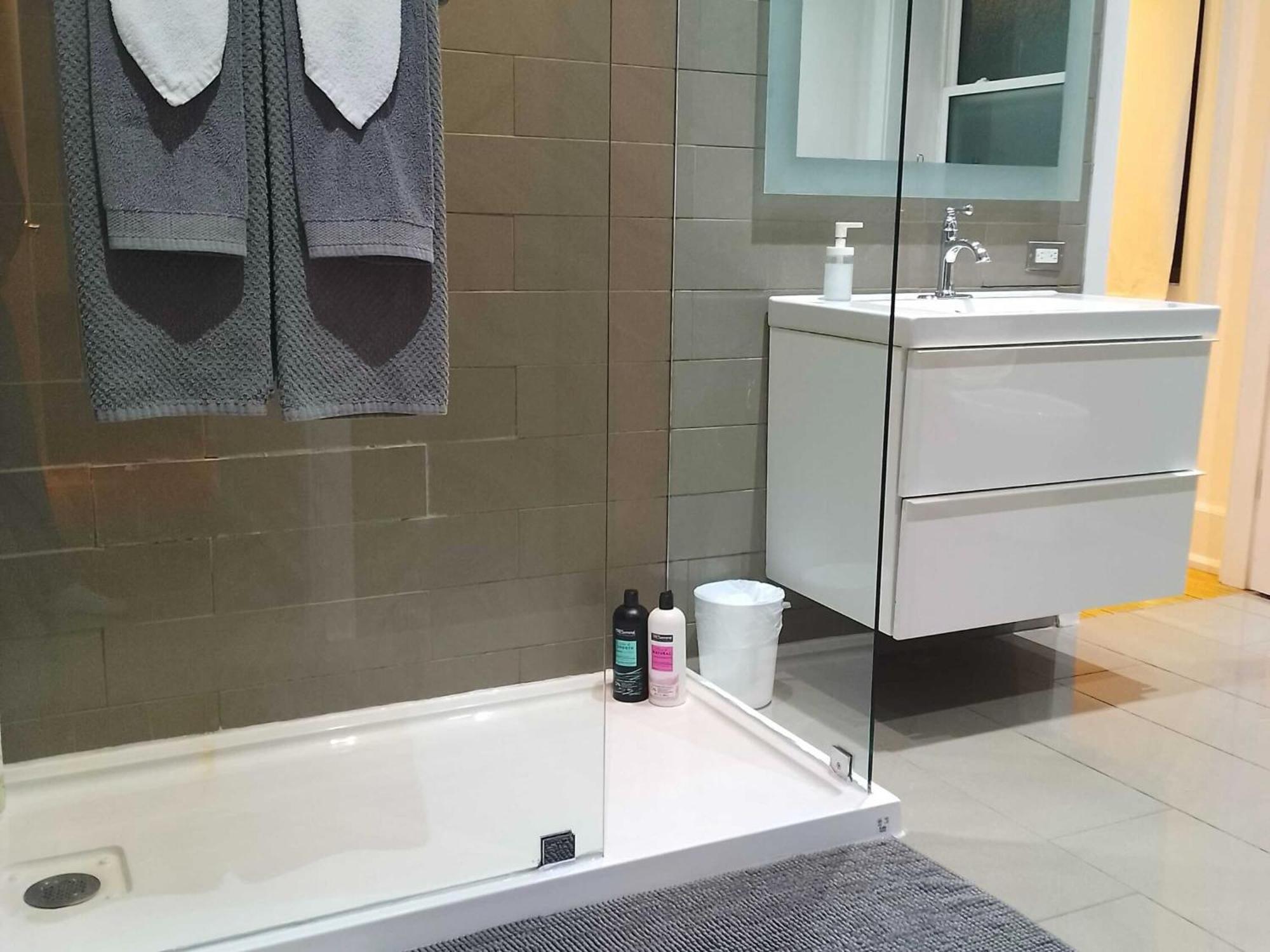 Modern 2 Bedroom Condo - Heart Of Leslieville トロント エクステリア 写真
